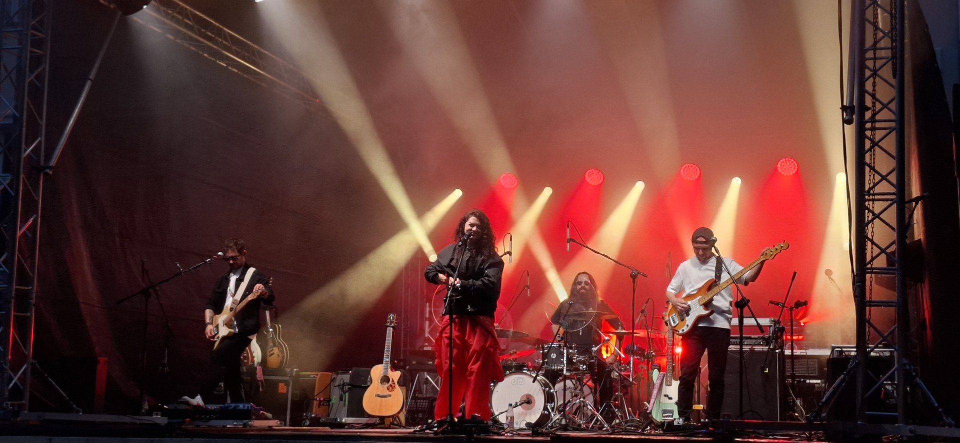 Koncert Natalii Przybysz w Damnicy przyciągnął tłumy, mimo deszczu