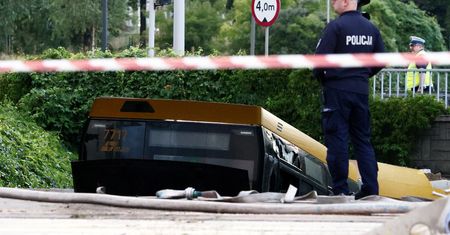 Autobus wjechał do przejścia podziemnego. Pojazd był sprawny