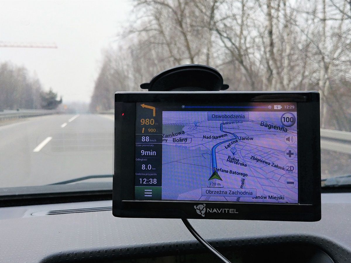 Do 90 km/h mapę można oglądać w "3D". Później następuje automatyczna zmiana na widok 2D z lotu ptaka.