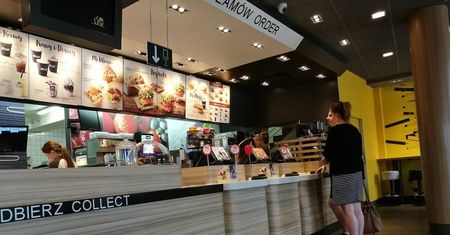 Zwracała się wulgarnie do obsługi restauracji. Jeden z klientów zwrócił jej uwagę – został pobity