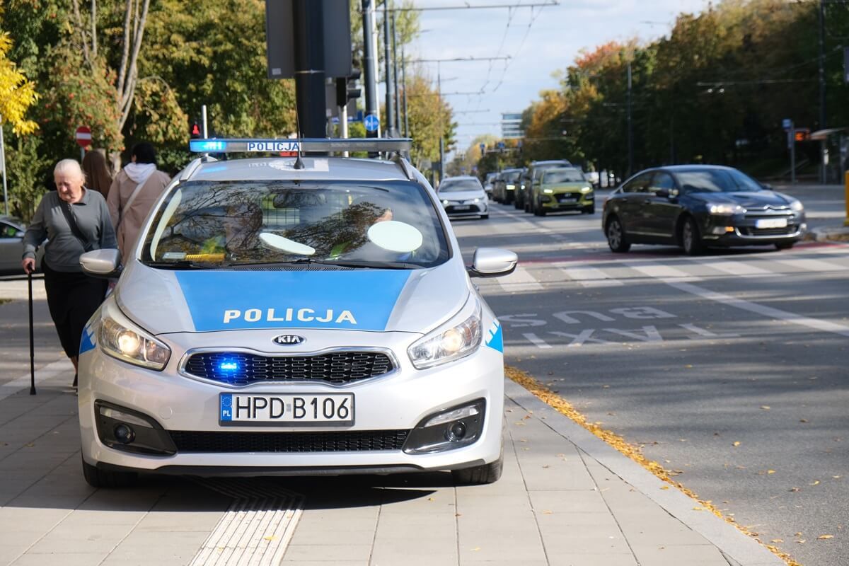 Policjanci w radiowozie podczas interwencji