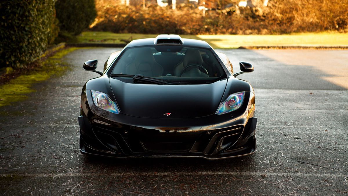 Pakiet obejmuje między innymi wydajniejszy spojler z przodu, dodatkowe lotki oraz wlot powietrza na dachu. DMC zastosowało także większy dyfuzor.