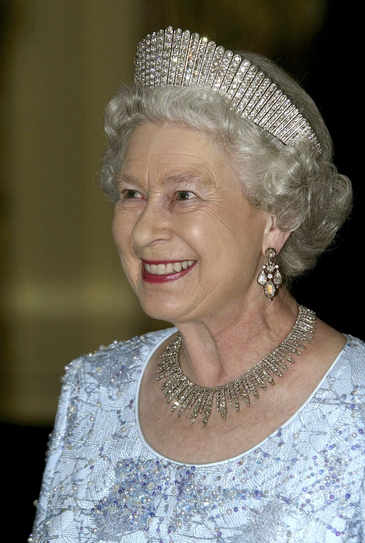 Królowa Elżbieta II w tiarze królowej Aleksandry