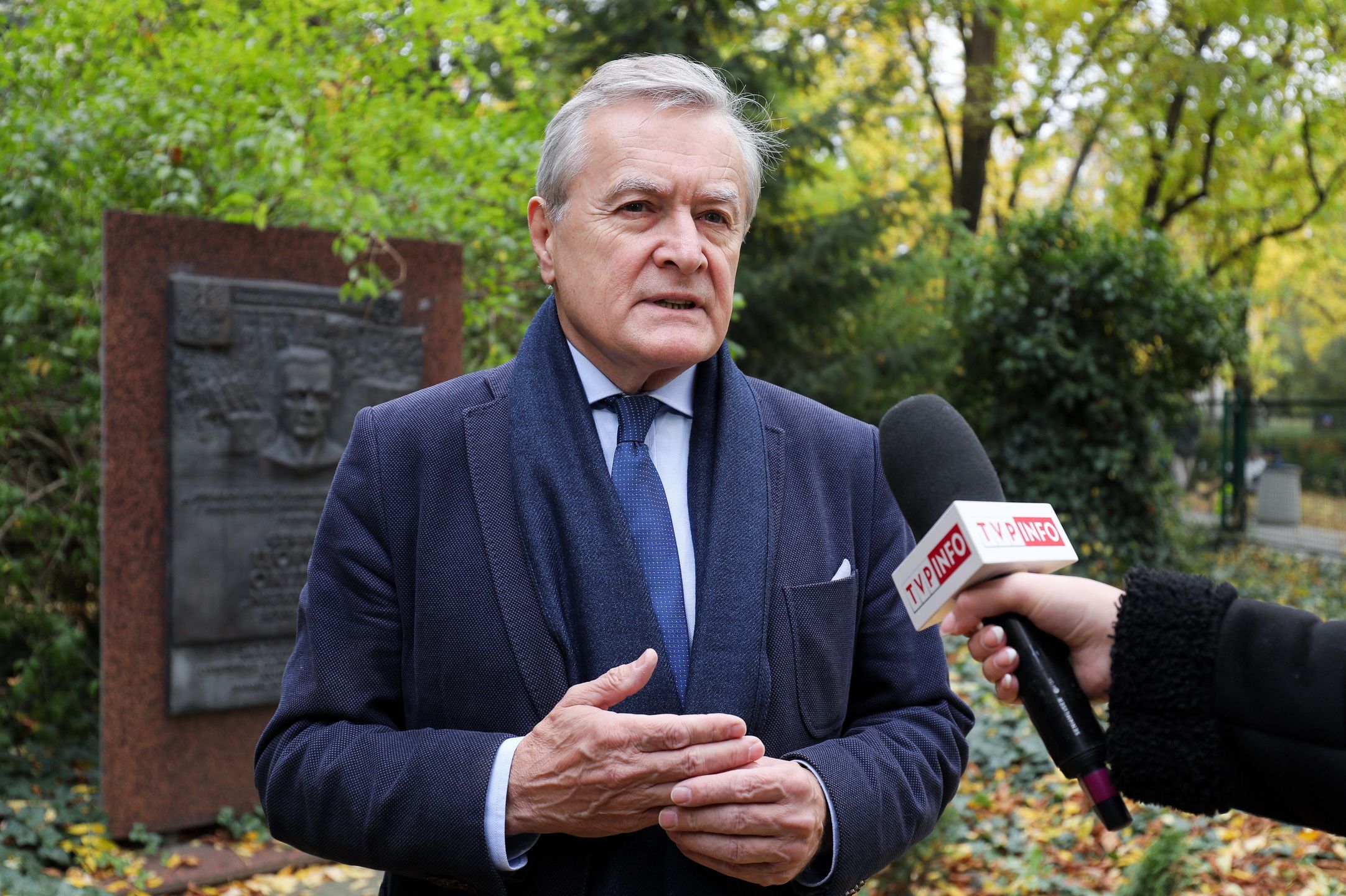Warszawa, 15.10.2023. Wybory parlamentarne 2023. Minister kultury i dziedzictwa narodowego Piotr Gliński podczas wypowiedzi dla mediów po oddaniu głosu w lokalu wyborczym w Zespole Szkół przy ulicy Saskiej w Warszawie, 15 bm. Trwa głosowanie w wyborach parlamentarnych i towarzyszącym im referendum. Do jego zakończenia obowiązuje cisza wyborcza i referendalna. (amb) PAP/Paweł Supernak