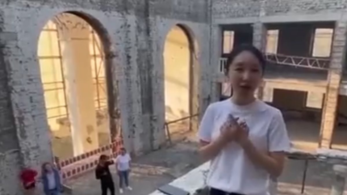 Chińska śpiewaczka na gruzach teatru w Mariupolu