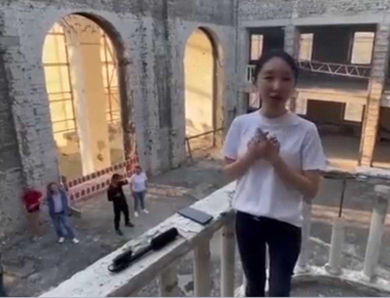 Chińska śpiewaczka na gruzach teatru w Mariupolu
