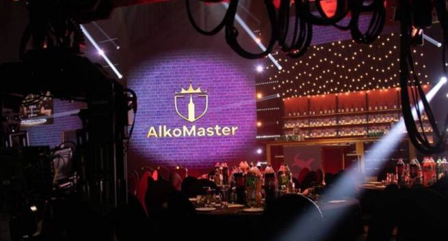 Influencerzy ścigają się w piciu alkoholu w AlkoMasterze. „Patologia, i to źle zrealizowana”