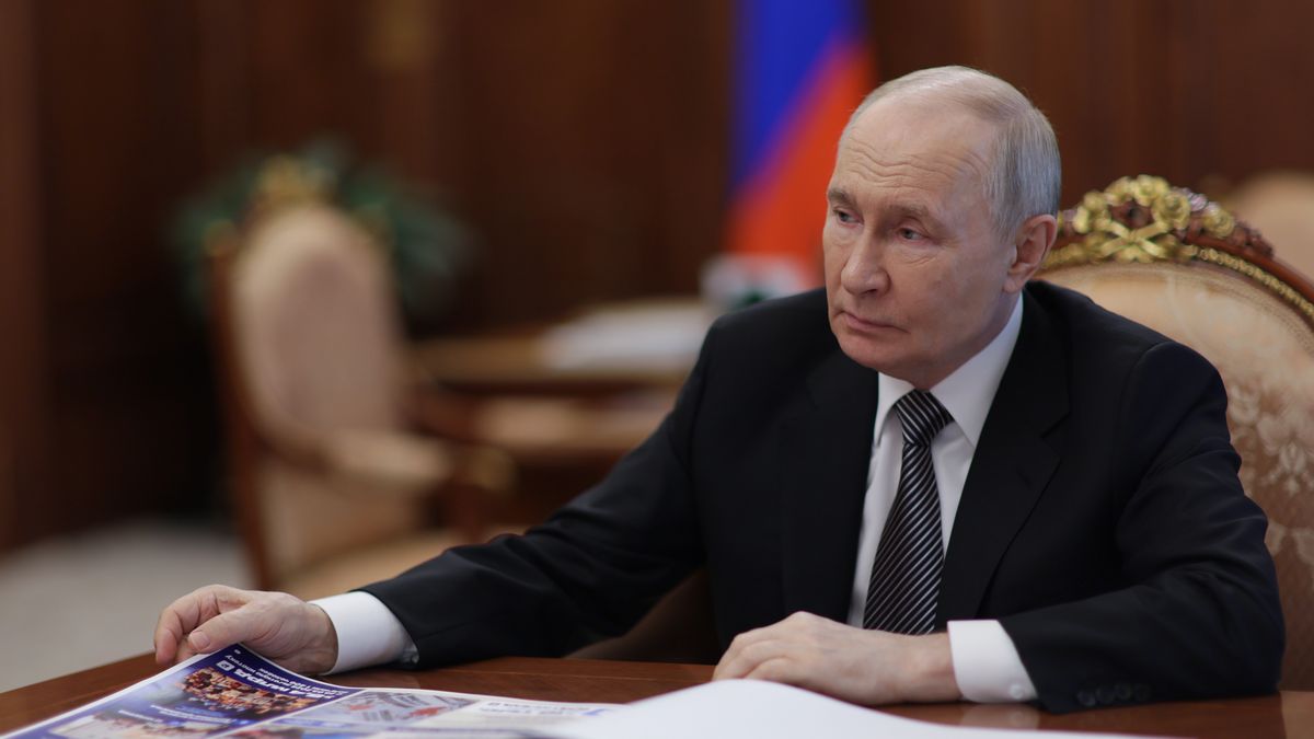 Russian President Vladimir Putin meets with Kursk Region Governor Alexander Khinshtein (not pictrued) at the Kremlin in Moscow, Russia, 30 June 2026. EPA/GAVRIIL GRIGOROV/SPUTNIK/KREMLIN / POOL MANDATORY CREDIT Dostawca: PAP/EPA.