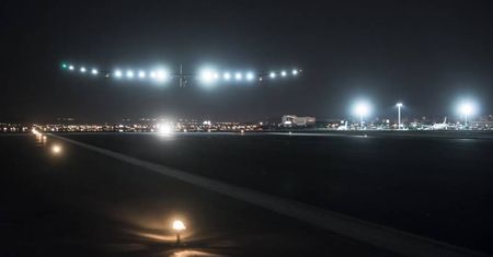 Solar Impulse - samolot na energię słoneczną potrafi latać również w nocy