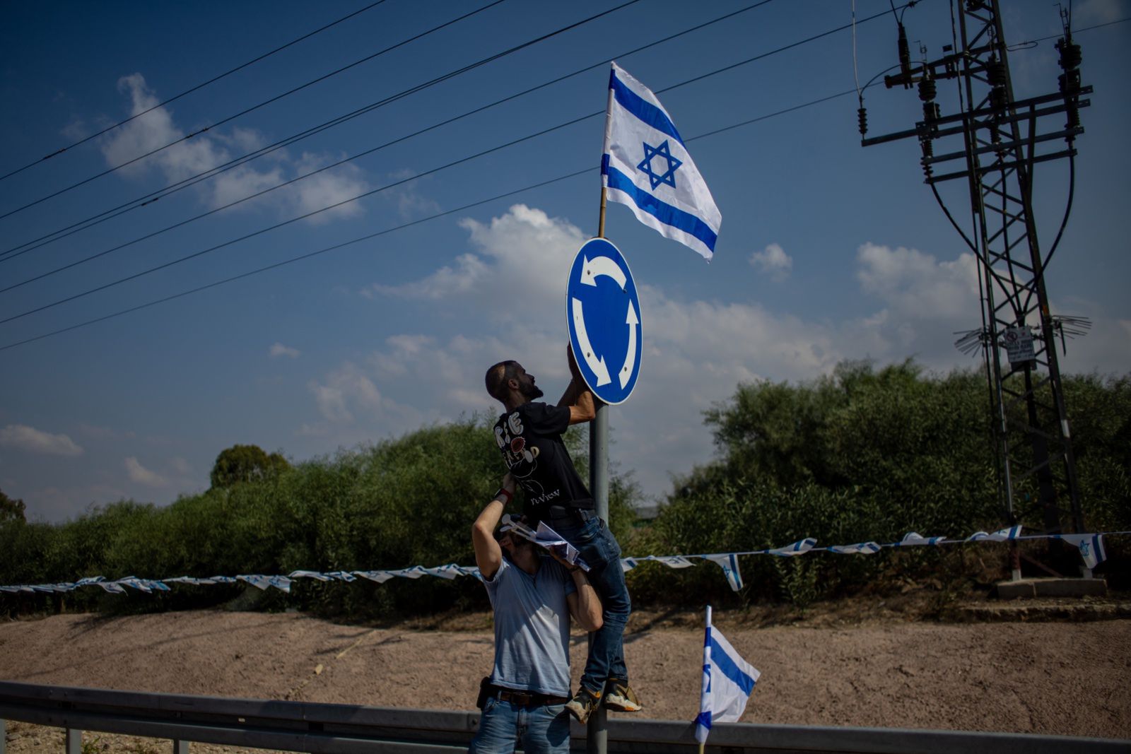 Sderot as tensions continue at Israel-Gaza border
epa10919081 Men attach an Israeli flag on a traffic sign in Sderot, Israel, 14 October 2023. The Israeli Defense Force (IDF) on 13 October called for the evacuation of all civilians of northern Gaza ahead of an expected ground invasion. More than 1,300 Israelis have been killed and over 3,200 others injured, according to the IDF, after the Islamist movement Hamas launched an attack against Israel from the Gaza Strip on 07 October. More than 2,000 Palestinians have been killed and over 8,700 others injured in Gaza since Israel launched retaliatory air strikes, the Palestinian health ministry said.  EPA/MARTIN DIVISEK 
Dostawca: PAP/EPA.
MARTIN DIVISEK