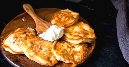 Przepis na placki bananowe. Idealne na szybkie śniadanie lub przekąskę