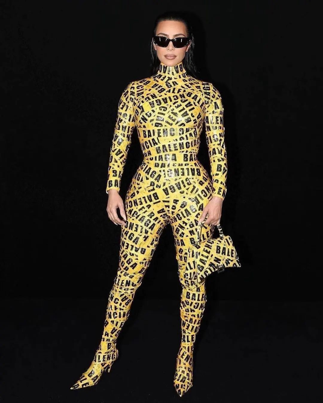 Kim Kardashian owinięta taśmą