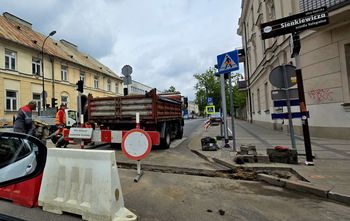 Zmiany w organizacji ruchu w centrum Płocka. Utrudnienia przy ul. Sienkiewicza i 1 Maja!