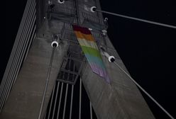 Warszawa. Tęczowa flaga na moście Świętokrzyskim