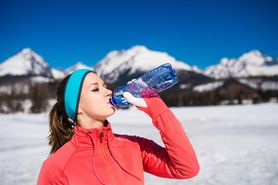 Dlaczego zimą powinniśmy pić więcej wody? (WIDEO)