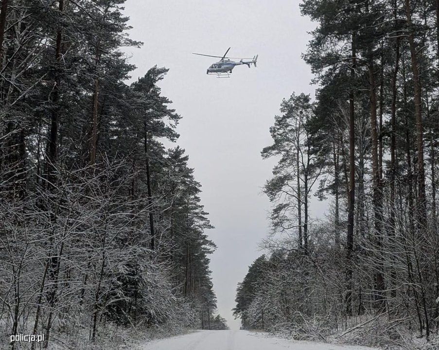 Dęba: Zaginiony 76-latek odnaleziony po dramatycznych poszukiwaniach. Mężczyzna przeszedł ponad 20 km w śniegu i mrozie