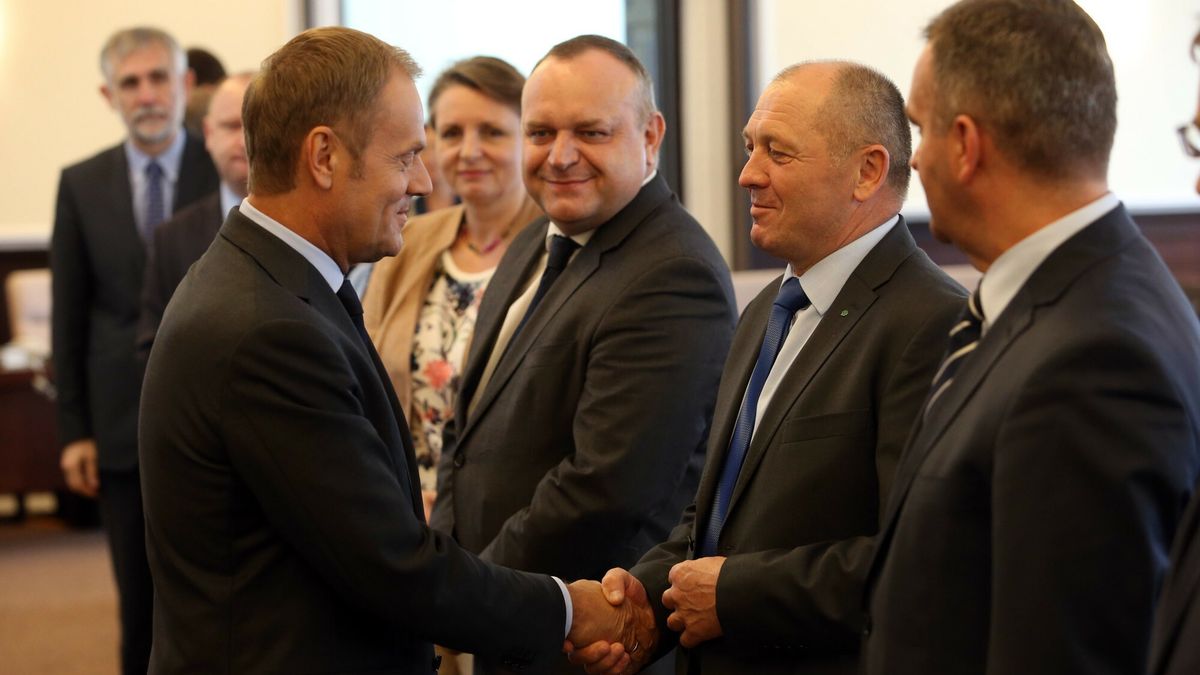 Donald Tusk i Marek Sawicki na posiedzeniu rządu dekadę temu