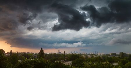 Alert RCB. Bardzo silny wiatr i burze z gradem na Mazowszu