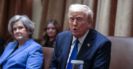 Wall Street w cieniu decyzji Trumpa. Rozważają cięcia etatów