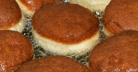 Pączki zrób w ten sposób. Będą puszyste i długo zachowają świeżość
