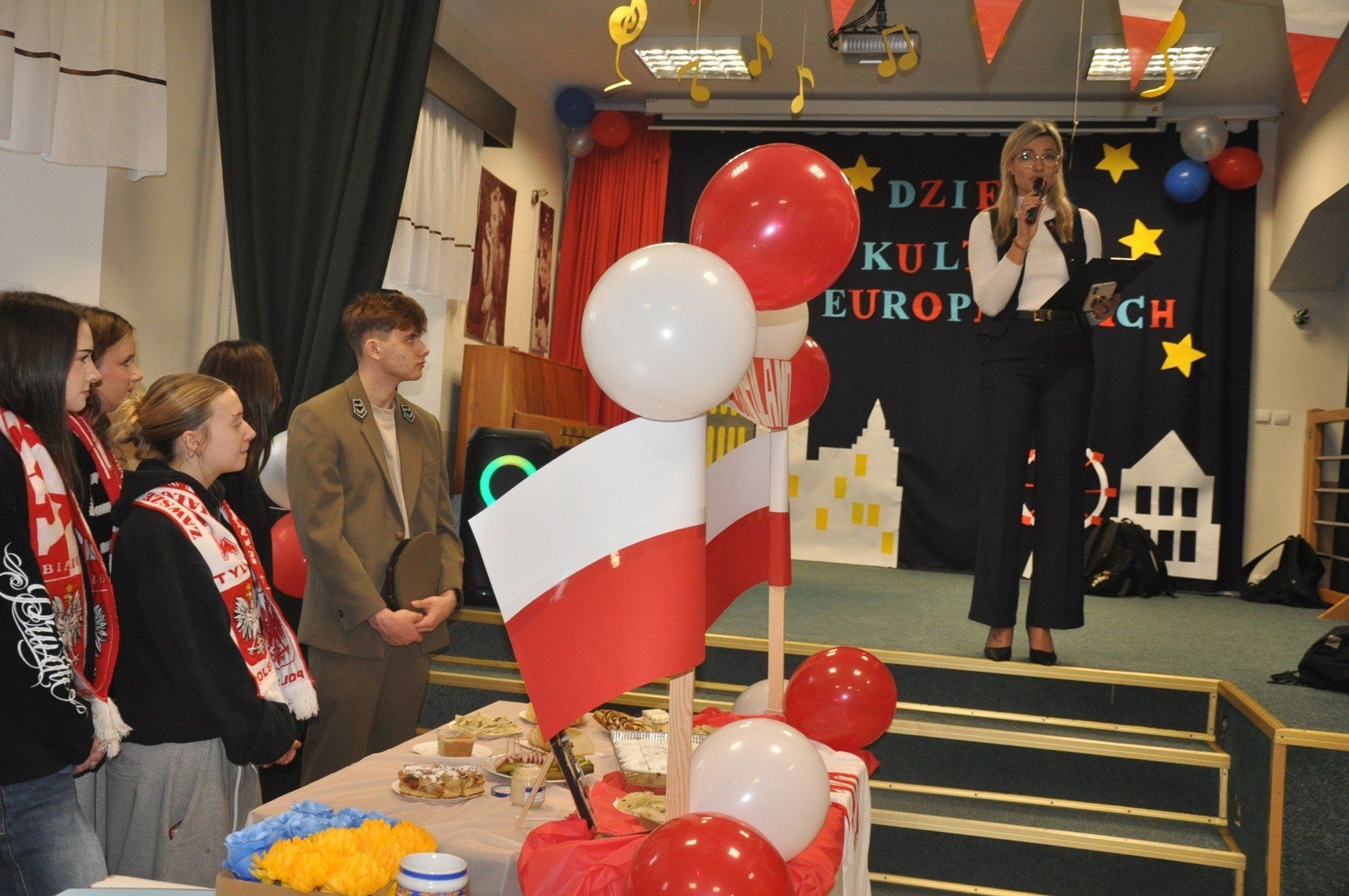 Dzień Kultury Europejskich w I Liceum Ogólnokształcącym im. Komisji Edukacji Narodowej w Końskich. Spotkanie otworzyła dyrektor szkoły Marlena Bernacka - Pluta życząc młodzieży dobrej zabawy i wiele poznawczych wrażeń