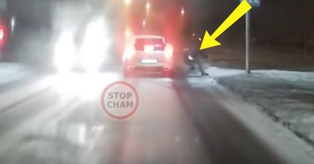Hamował, a auto jechało. Na pasach pieszy. Oto finał
