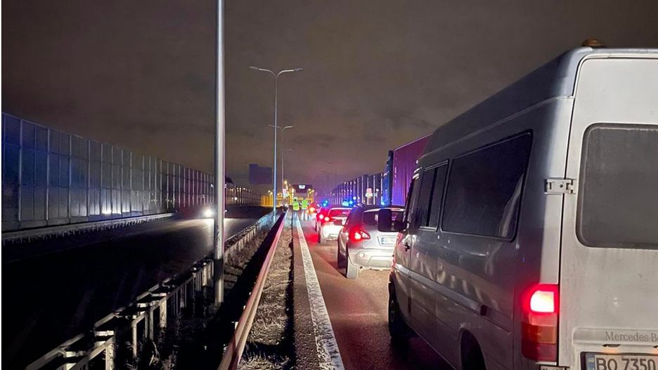 Nietrzeźwy mężczyzna postanowił przejść przez drogę ekspresową