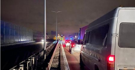 Nietrzeźwy mężczyzna postanowił przejść przez drogę ekspresową. To nie mogło się dobrze skończyć