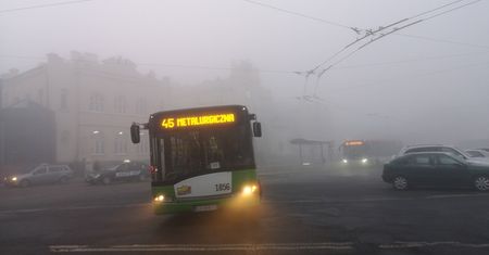 Gęsta mgła w Lublinie. Mogą występować opóźnienia w kursowaniu komunikacji miejskiej