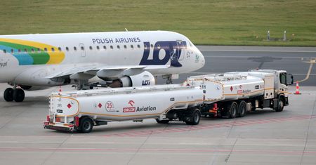 Zabraknie paliwa lotniczego? "Sytuacja Polski jest inna". Ale ceny biletów idą w górę