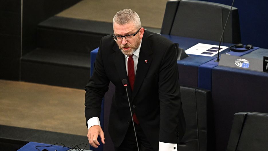 Grzegorz Braun
Strasburg, Francja, 17.09.2024. Europose� Grzegorz Braun na sali obrad Parlamentu Europejskiego w Strasburgu, 17 bm. Przewodnicz�ca Komisji Europejskiej Ursula von der Leyen ma przedstawi� struktur�, jak i pe�ny sk�ad nowej KE. (sko) PAP/Radek Pietruszka
Radek Pietruszka
parlament, Parlament Europejski, plenarna, polityk polityka, pos�owie, sesja, eurodeputowany, europarlamentarzysta, europose�, PE, Polityka UE