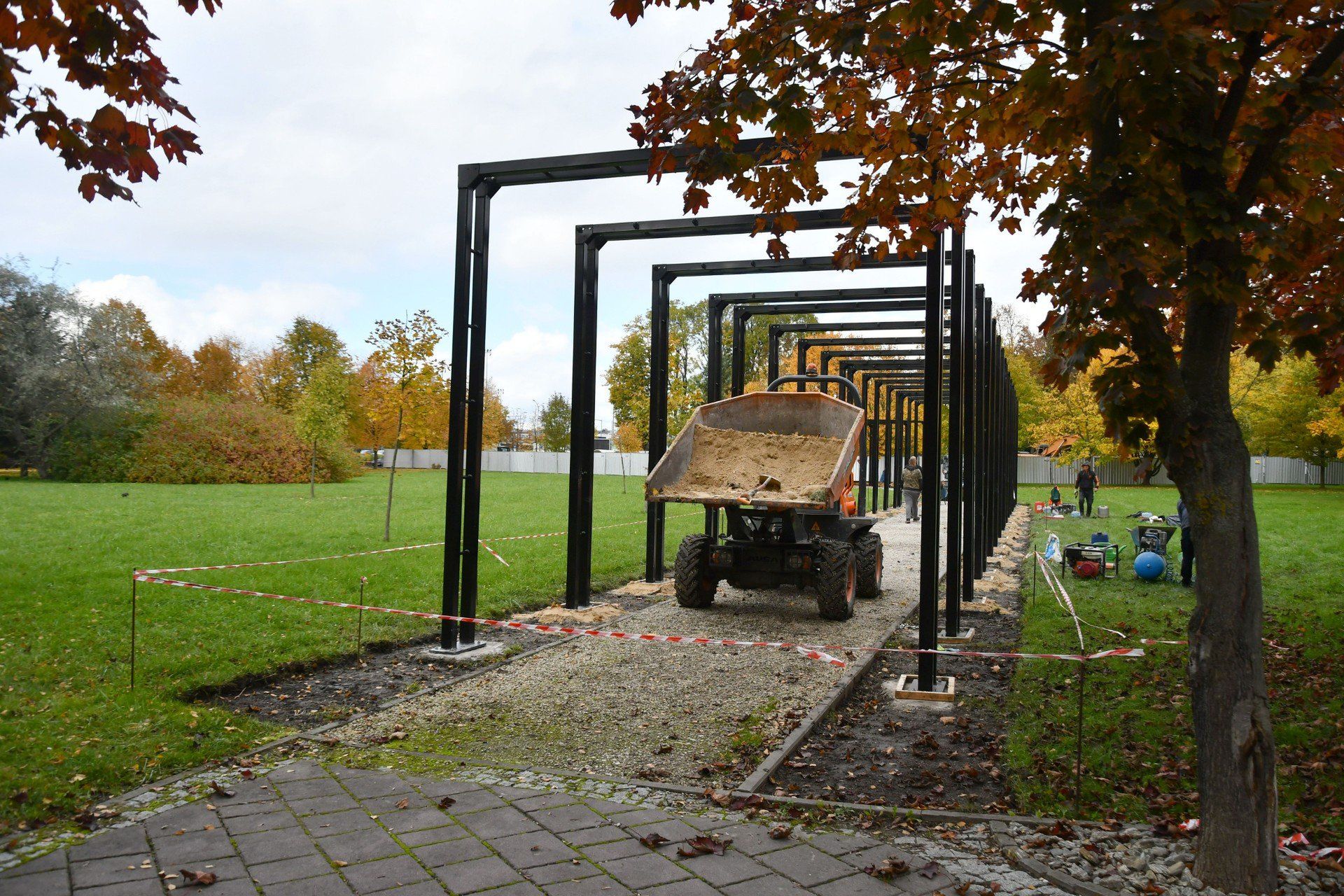 Wiosną pergole mają pokryć się pnączami zapewniającymi przyjemny cień. 