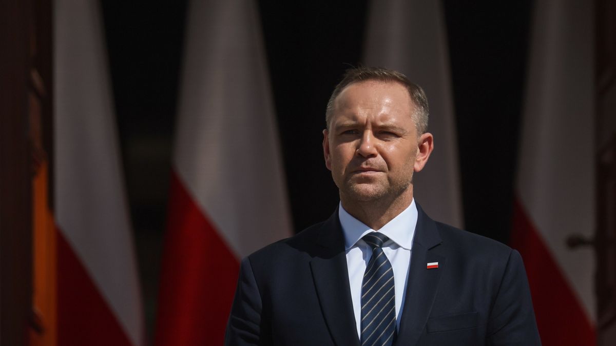 Warszawa, 14.08.2025. Prezydent RP Karol Nawrocki podczas uroczystości wręczenia nominacji generalskich w Siłach Zbrojnych RP, na dziedzińcu Belwederu w Warszawie, 14 bm. (ad) PAP/Leszek Szymański