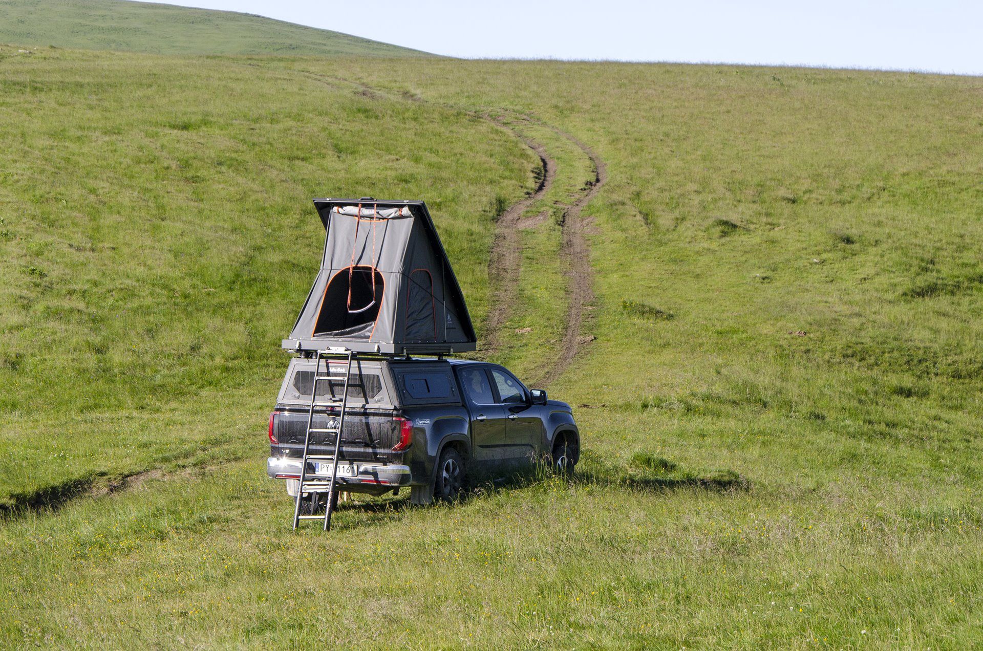 VW Amarok z zabudową i namiotem Alu-Cab