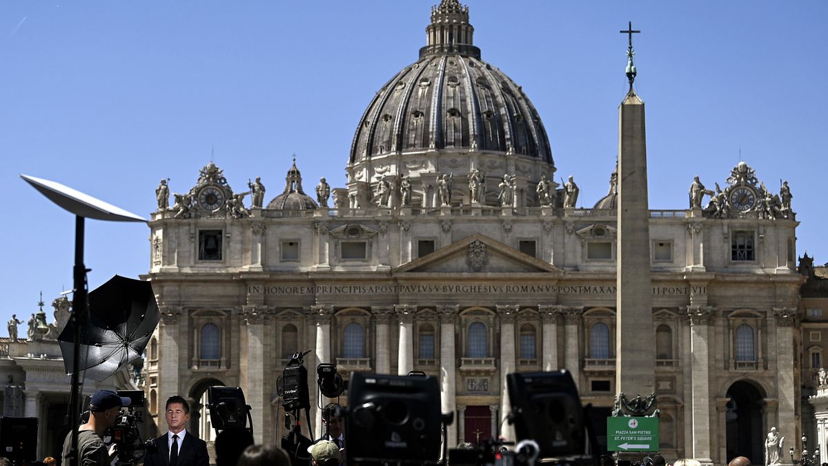 Journalists in St. Peter's Square during the first general congregation of cardinals following Pope Francis' death, in Vatican City, 22 April 2025. Pope Francis died on 21 April 2025 at the age of 88, according to the Holy See. Born Jorge Mario Bergoglio in Buenos Aires, Argentina, on 17 December 1936, he was appointed leader of the Catholic Church on 13 March 2013, succeeding Pontiff Emeritus Benedict XVI. EPA/RICCARDO ANTIMIANI Dostawca: PAP/EPA.