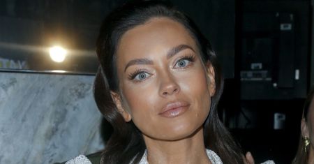 Przechadzała się w "powycinanej" sukience. Góra przypomina bikini