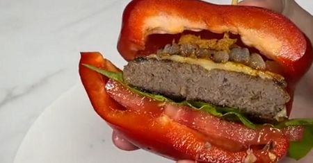 Zdrowy i lekki burger bez bułki. Spróbuj tego triku