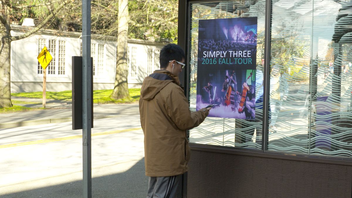 Uliczny plakat jako nadajnik muzyki, czyli nowy typ komunikacji bezprzewodowej 1