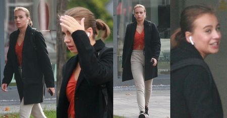 Pochmurna Oliwia Bieniuk zasłania twarz przed paparazzi w drodze do szkoły (ZDJĘCIA)