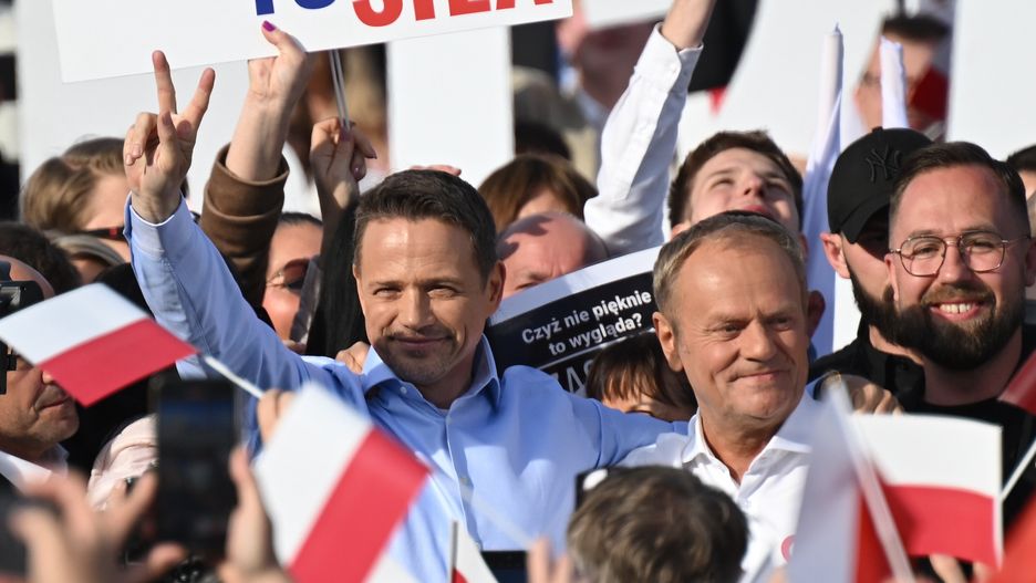 Sopot, 01.05.2025. Wybory Prezydenta RP 2025 - kampania. Kandydat KO w zbliżających się wyborach prezydenta RP, prezydent Warszawy Rafał Trzaskowski (C-L) oraz premier Donald Tusk (C-P) podczas wiecu wyborczego w Sopocie, 1 bm. (amb) PAP/Adam Warżawa