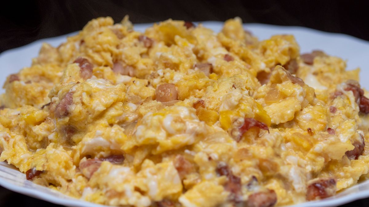 Przepis na jajecznicę po gruzińsku z orzechami