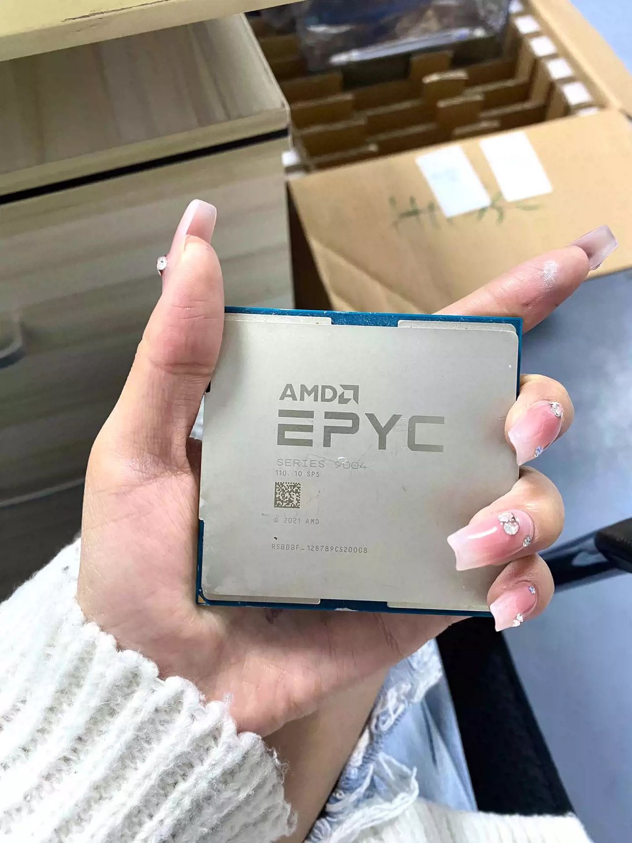 Procesor AMD Epyc 9684X w wersji inżynieryjnej.