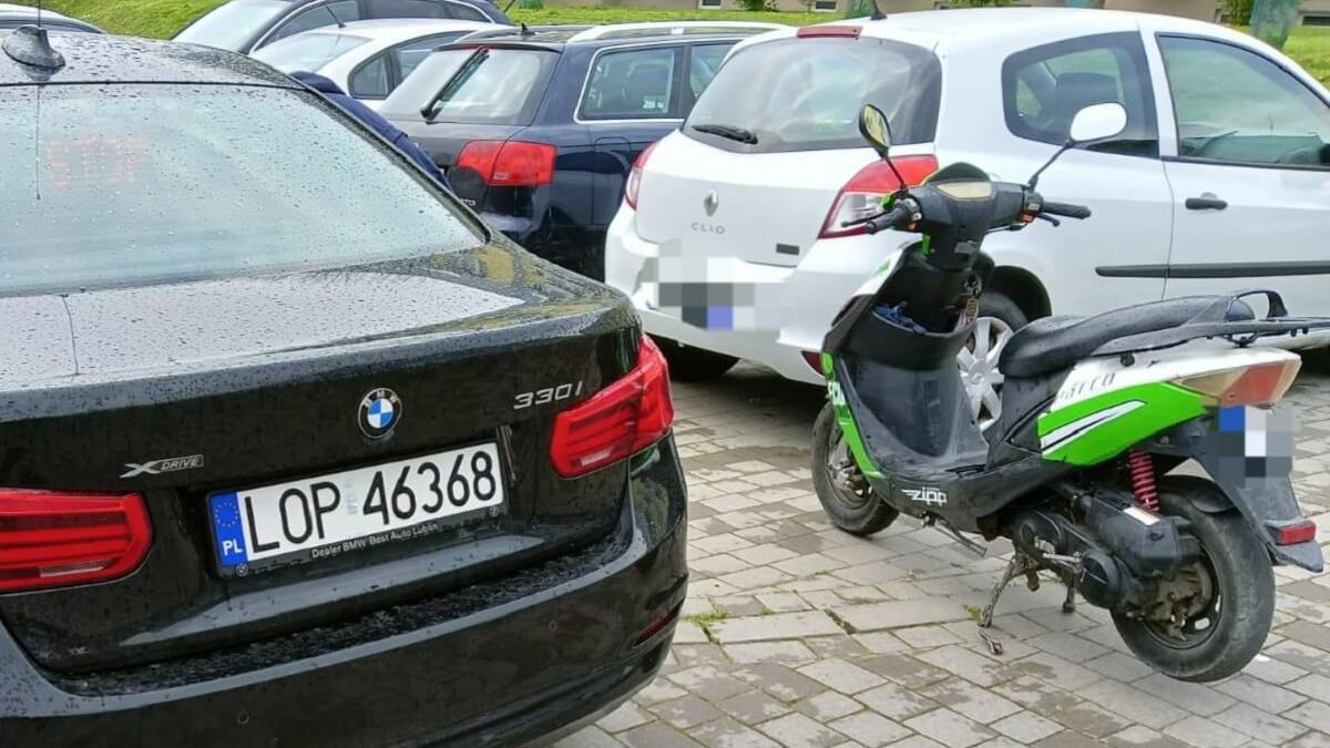 radiowóz, skuter, samochody