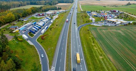 Tankowanie w mieście 6,50 zł, na autostradzie 7 zł. Z czego to wynika?