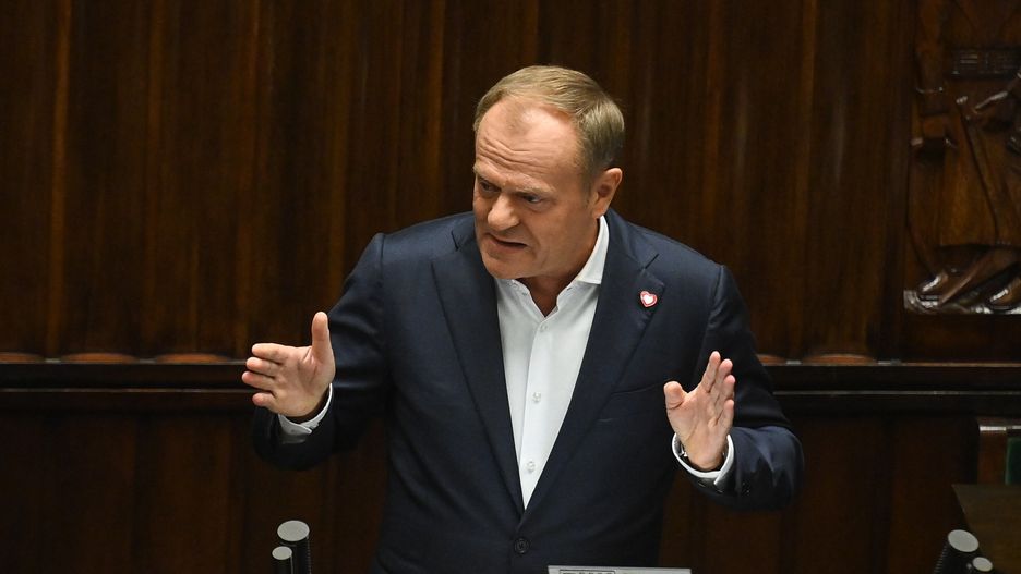 Warszawa, 12.07.2024. Premier Donald Tusk przemawia na sali obrad Sejmu w Warszawie, 12 bm. Sejm kontynuuje dwudniowe posiedzenie. Posłowie zajmują się sprawozdaniem Komisji o wyrażenie zgody na pociągniecie do odpowiedzialności karnej posła Mariusza Błaszczaka. (mr) PAP/Piotr Nowak