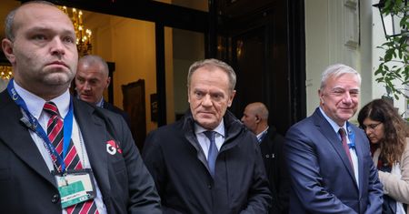 W sprawie Orlenu dostaje się i Tuskowi, i Sasinowi. "Polacy są coraz bardziej wkurzeni" [OPINIA]