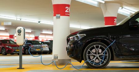 Zakaz samochodów spalinowych w UE bardziej wyśrubowany. Nowe ustalenia