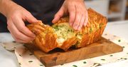 Odrywany chlebek serowy z masłem ziołowym. O przepis poprosi nawet wybredna teściowa