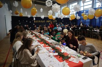 Stara Błotnica: Charytatywne malowanie bombek dla małego Dominika