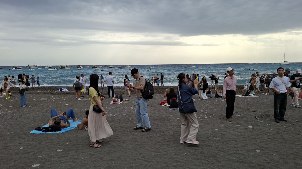 Plaża w Positano po sezonie pełna turystów 